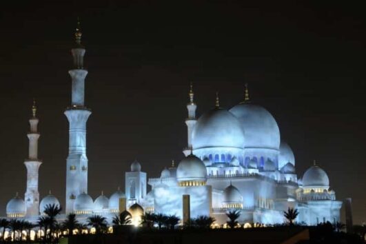 Sheikh Zayed Mosque illuminata à a notte. Abu Dhabi, Emirati Arabi Uniti