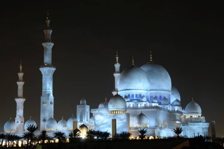 Mosg Sheikh Zayed wedi'i oleuo yn y nos. Abu Dhabi, Emiradau Arabaidd Unedig