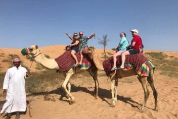 Cerdded Camel yn Ras Al Khaimah