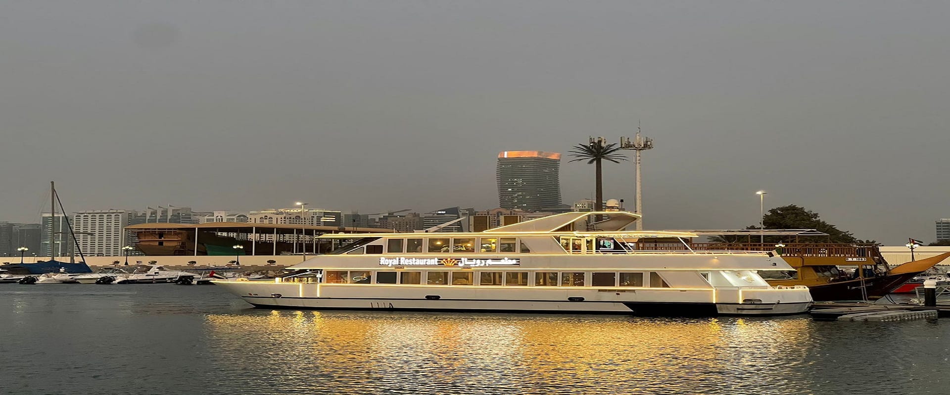 Cuairt-mara Dinnear Luxury Yacht - Taigh-bìdh Golden Cruise