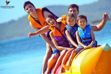 A family of four smiling and leaning as they enjoy a Banana Safari ride.