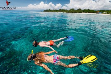 Two snorkelers enjoying a clear underwater view in Fujairah