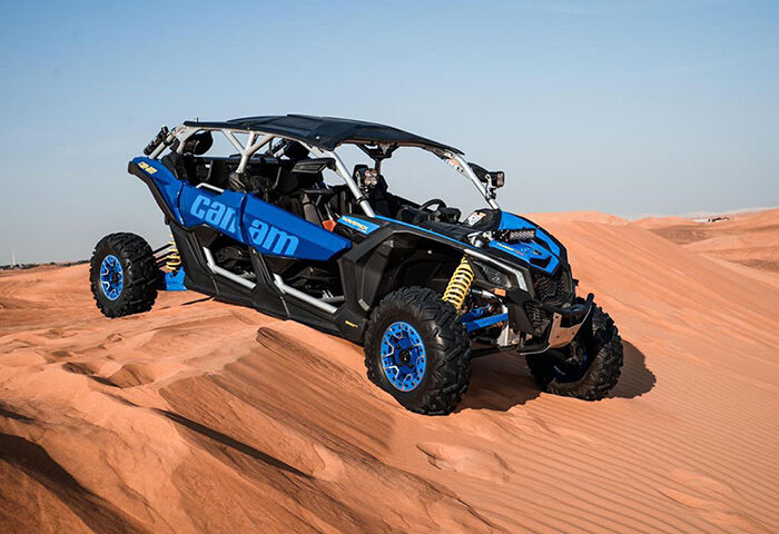 Синий багги Can-Am Maverick X3 на красных песчаных дюнах Дубая