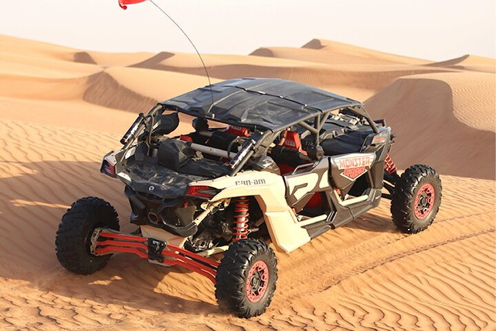 Красный багги Can-Am Maverick Turbo мчится по пескам пустыни
