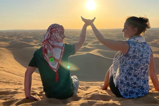 Condividi la magia dell'alba con una persona speciale, tra dune infinite.