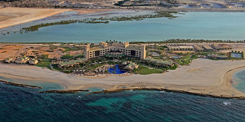 Loftbild vum Desert Islands Resort vun Anantara op der Insel Sir Bani Yas
