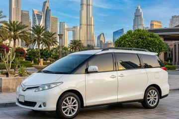 Λευκό Toyota Previa παρκαρισμένο σε δρόμο για ιδιωτική υπηρεσία μεταφοράς από/προς το αεροδρόμιο στο Ντουμπάι