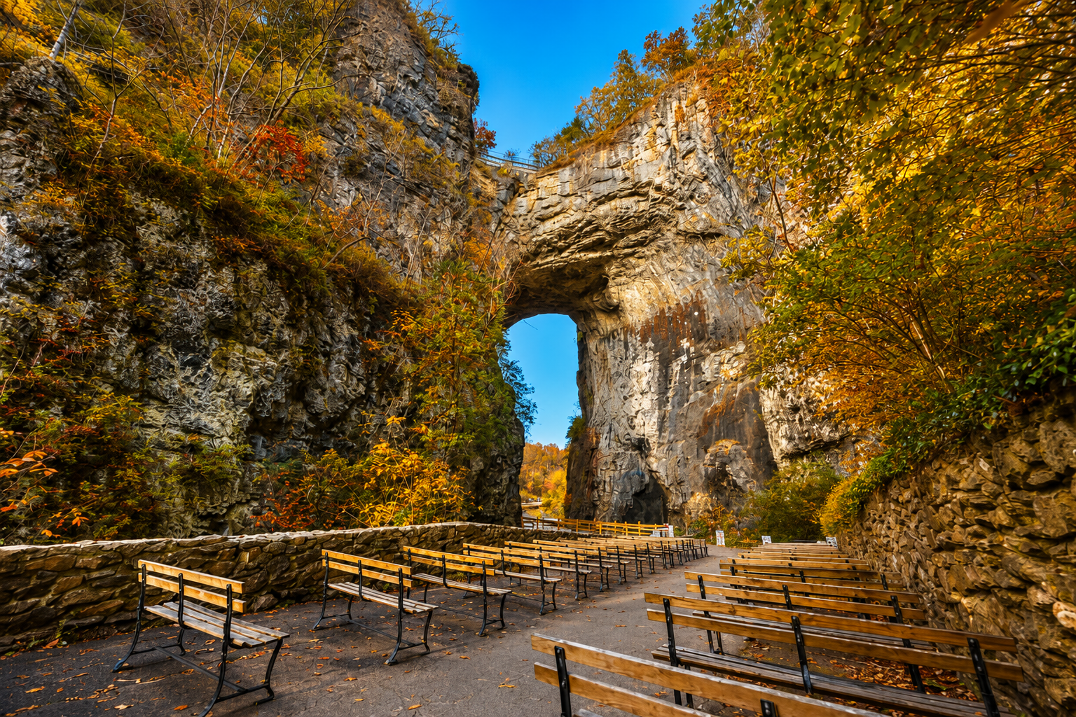 Arco di roccia naturale in un paesaggio autunnale